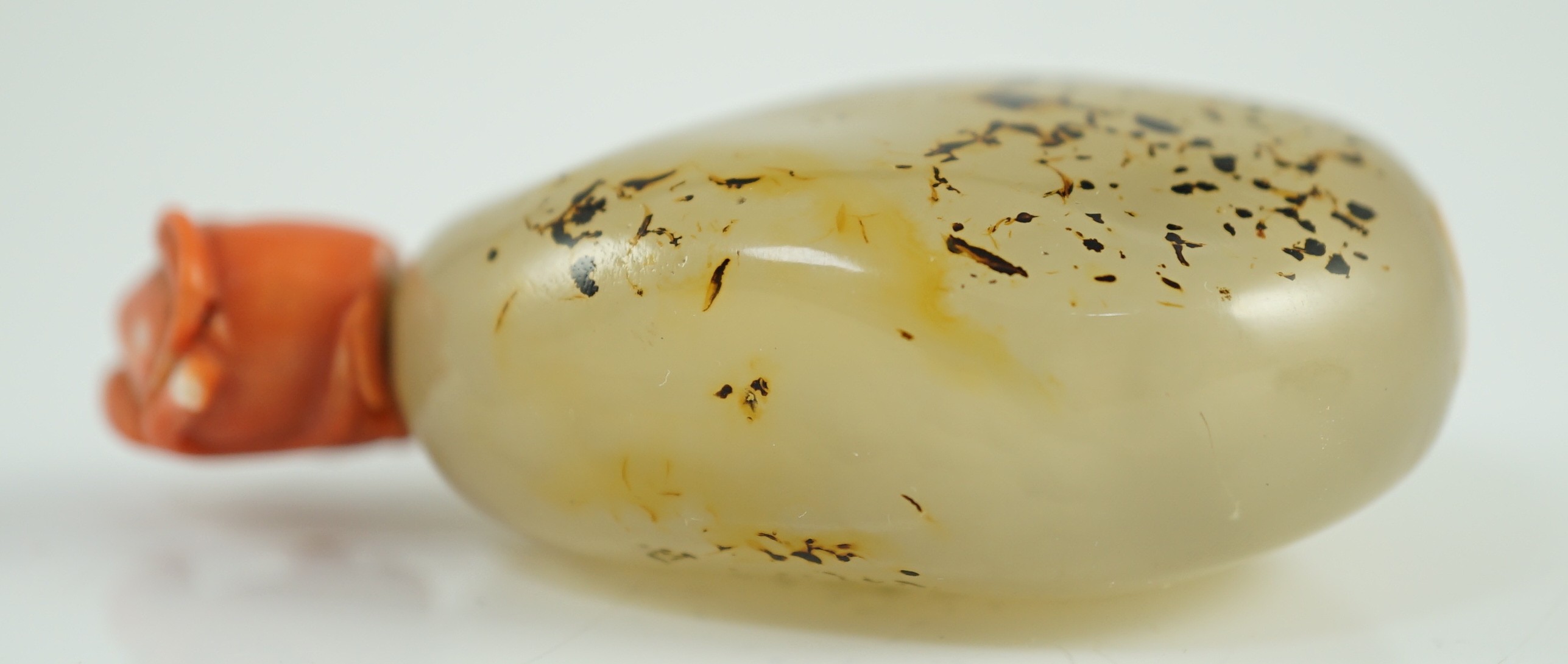 A Chinese shadow agate pebble snuff bottle, 18th/19th century, total height 6.5cm